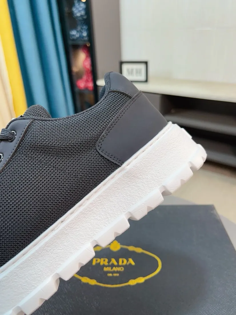 Men's shoes 💰440🌹🌹Prada 〈prada〉 luxury and fashionable high-end products ✊🔥The perfect last shape and top-notch handcrafting make this shoe immediately create a strong aristocratic atmosphere. Imported first-layer cowhide with brogue carving crafts💋Genuine leather lining🎶Rubber combination outsole specially imported from France for leather shoes😍Color: Mysterious Black☕️Size 38～44